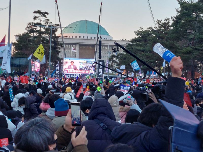 14일 국회 영등포구 국회의사당 인근에서 집회를 열던 시민들이 윤석열 대통령 탄핵소추안 가결이 되자 환호성을 지르고 있다./사진=정경수 기자