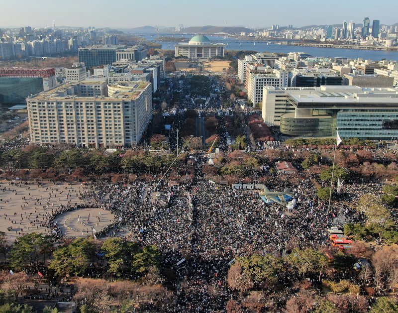 윤석열 대통령에 대한 두 번째 탄핵소추안 표결일인 14일 오후 국회의사당 앞 거리를 탄핵 찬성 '내란죄 윤석열 퇴진 시민 촛불집회' 참여 시민들이 가득 메우고 있다. 뉴스1