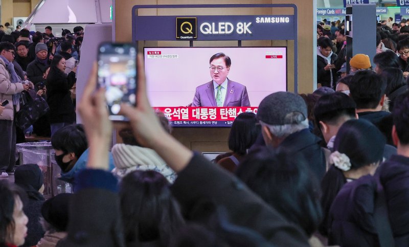 14일 서울 용산구 서울역 대합실에서 시민들이 윤석열 대통령에 대한 국회의 탄핵소추안이 가결되자 기뻐하고 있다. 이날 국회 본회의에선 재적의원 300명 전원이 투표에 참석, 이 중 204명 의원의 찬성으로 윤 대통령에 대한 탄핵소추안을 가결했다. 반대는 85명, 기권은 3표, 무효는 8표였다. 2024.12.14/뉴스1 ⓒ News1 김성진 기자 /사진=뉴스1