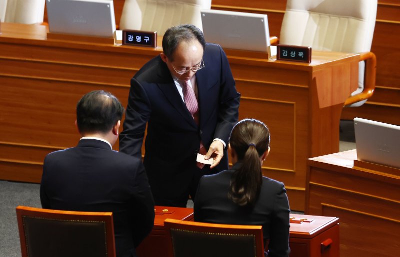 추경호 전 국민의힘 원내대표가 14일 오후 서울 여의도 국회에서 열린 제419회국회(임시회) 제4차 본회의에서 윤석열 대통령 탄핵소추안 무기명 투표를 하고 있다. 2024.12.14/뉴스1 ⓒ News1 김민지 기자