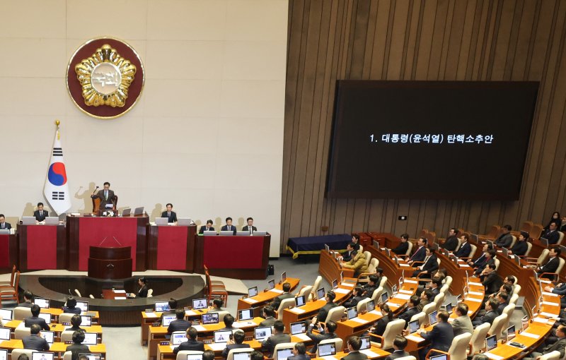 [서울=뉴시스] 고승민 기자 = 14일 서울 여의도 국회에서 윤석열 대통령 탄핵소추안을 안건으로 열린 제419회 국회(임시회) 제4차 본회의에서 탄핵소추안이 가결되고 있다. 2024.12.14. kkssmm99@newsis.com