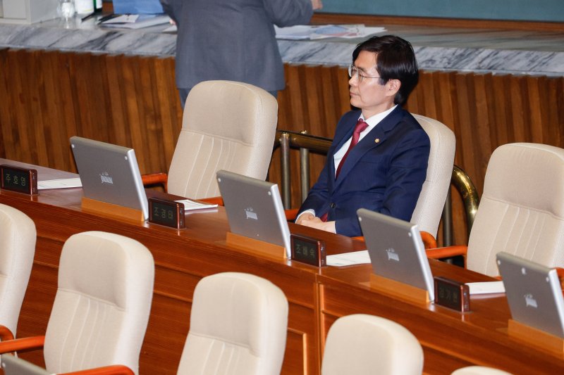 조경태 국민의힘 의원이 14일 오후 서울 여의도 국회 본회의장에서 윤석열 대통령 탄핵소추안이 가결된 뒤 생각에 잠겨 있다. 뉴스1