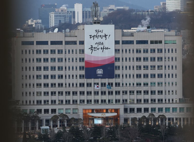 국회는 지난 14일 본회의를 열고 총투표수 300표 중 찬성 204표, 반대 85표, 기권 3표, 무효 8표로 윤 대통령에 대한 탄핵안을 가결했다. 이로써 윤 대통령의 모든 권한은 정지되고 한덕수 국무총리가 헌법재판소의 심판 전까지 대통령 직무를 대행하게 된다. 사진은 이날 탄핵안 가결 이후 대통령실 청사 모습. /사진=뉴스1화상