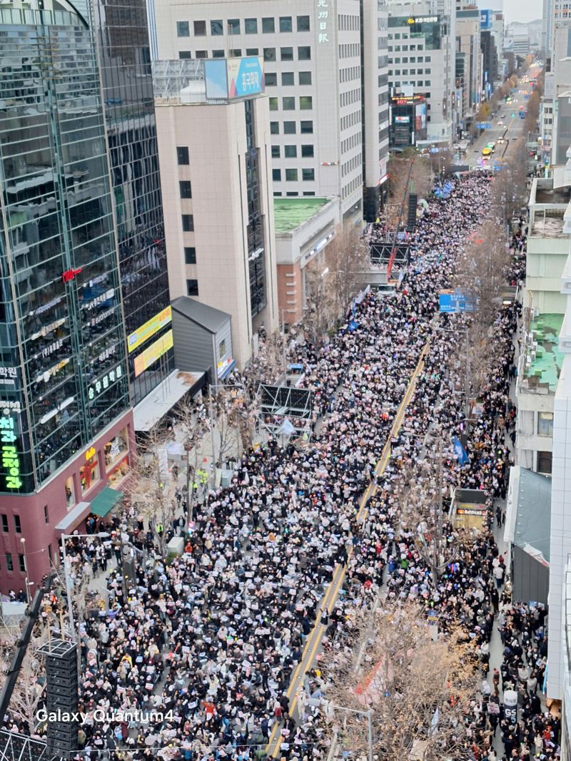 윤석열 대통령에 대한 탄핵소추안이 14일 오후 5시께 국회에서 가결되자 이날 오후 3시 30분부터 광주광역시 동구 금남로 일대에 모여 있던 2만여 광주시민들이 일제히 환호하고 있다. 황태종 기자