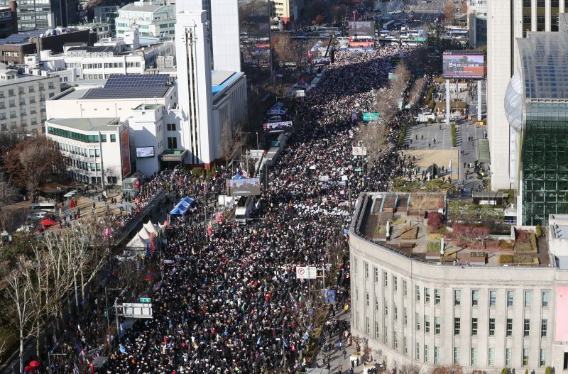 윤석열 대통령에 대한 국회 탄핵소추안 표결일인 14일 서울 세종대로 일대에서 대한민국살리기국민운동본부를 비롯한 보수단체 회원들이 12·14 광화문 국민혁명대회를 하고 있다. 2024.12.14/뉴스1 ⓒ News1 박세연 기자