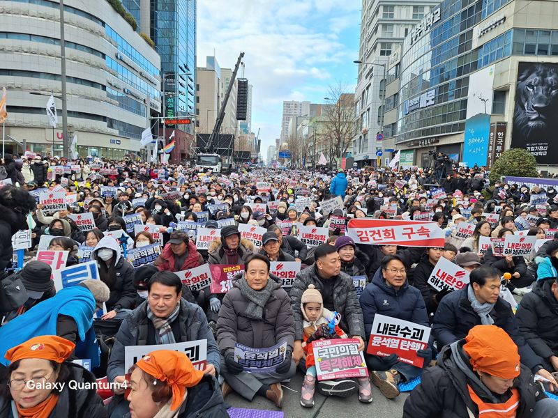 14일 오후 3시 30분 광주광역시 동구 금남로 일대에서 열린 제6차 광주시민총궐기대회에 참석한 2만여 광주시민들이 '내란수괴 윤석열 탄핵' 등을 외치고 있다. 황태종 기자