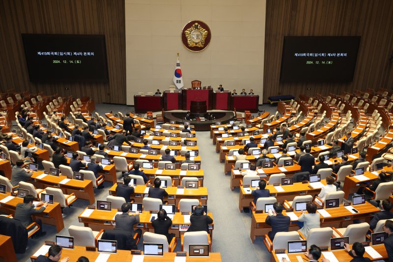 [서울=뉴시스] 고승민 기자 = 14일 서울 여의도 국회에서 윤석열 대통령 탄핵소추안을 안건으로 열린 제419회 국회(임시회) 제4차 본회의에서 국회의원들이 본회의장으로 입장하고 있다. 2024.12.14. kkssmm99@newsis.com