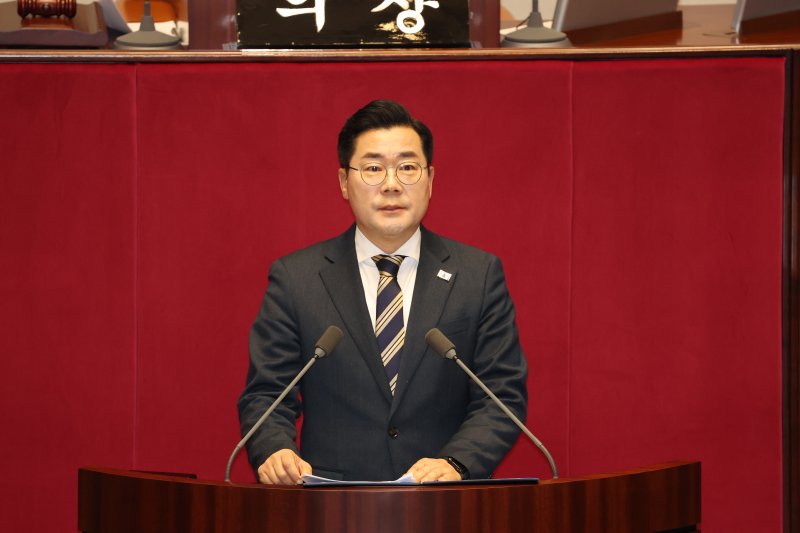 [서울=뉴시스] 고승민 기자 = 박찬대 더불어민주당 원내대표가 14일 서울 여의도 국회에서 윤석열 대통령 탄핵소추안을 안건으로 열린 제419회 국회(임시회) 제4차 본회의에서 제안설명을 하고 있다. 2024.12.14. kkssmm99@newsis.com