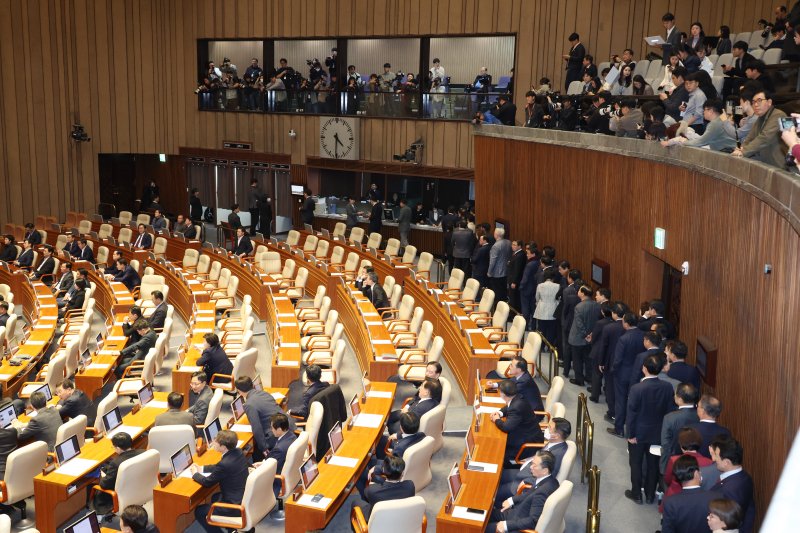 [서울=뉴시스] 고승민 기자 = 여당 의원들이 14일 서울 여의도 국회에서 윤석열 대통령 탄핵소추안을 안건으로 열린 제419회 국회(임시회) 제4차 본회의에서 투표를 위해 줄을 서고 있다. 2024.12.14. kkssmm99@newsis.com