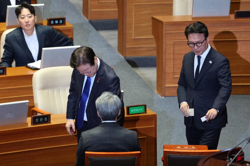 [서울=뉴시스] 조성우 기자 = 이재명(왼쪽) 더불어민주당 대표와 김민석 최고위원이 14일 오후 서울 여의도 국회에서 열린 제419회국회(임시회) 제4차 본회의에서 윤석열 대통령 탄핵소추안에 대한 투표를 하고 있다. 2024.12.14. xconfind@newsis.com