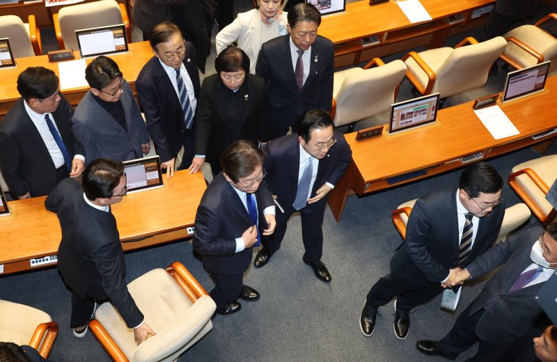 [서울=뉴시스] 고승민 기자 = 이재명 더불어민주당 대표와 박찬대 원내대표를 비롯한 의원들이 14일 서울 여의도 국회에서 윤석열 대통령 탄핵소추안을 안건으로 열린 제419회 국회(임시회) 제4차 본회의에서 탄핵안 가결 후 회의장을 나가고 있다. 2024.12.14. kkssmm99@newsis.com