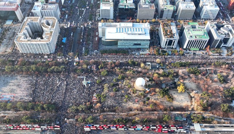 [서울=뉴시스] 김선웅 기자 = 윤석열 대통령 탄핵소추안 국회 재표결이 진행되고 있는 14일 서울 여의도 국회의사당 앞에서 열린 촛불집회에서 시민들이 탄핵소추안 가결을 촉구하고 있다. 2024.12.14. mangusta@newsis.com