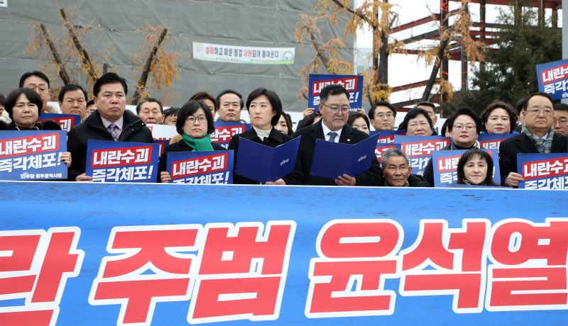 신수정 광주시의회 의장과 김명수 광주 자치구의회 의장협의회장 등 더불어민주당 광주 지방의원들이 지난 9일 오후 동구 5·18민주광장에서 '12·3 내란 주범 윤석열 탄핵 즉각 구속 촉구' 성명 발표 기자회견을 하고 있다. 2024.12.9/뉴스1 ⓒ News1 이수민 기자