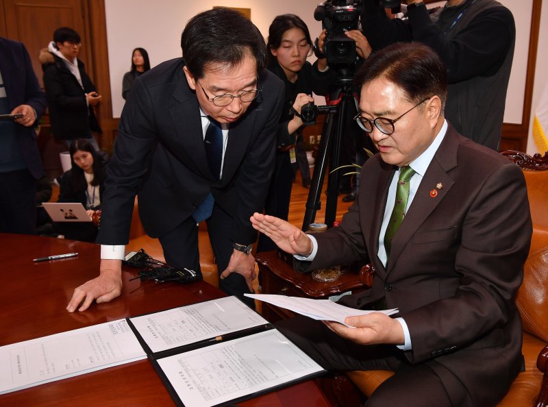 우원식 국회의장이 윤석열 대통령 탄핵안이 가결된 14일 오후 서울 여의도 국회 의장실에서 탄핵소추의결서에 서명하고 있다. 2024.12.14/뉴스1 /사진=뉴스1화상