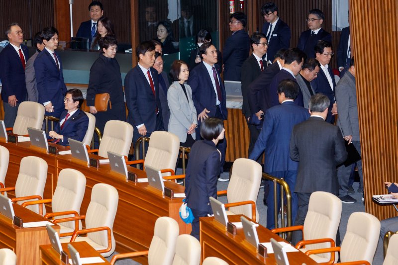 국민의힘 의원들이 14일 오후 서울 여의도 국회에서 열린 제419회국회(임시회) 제4차 본회의에서 윤석열 대통령 탄핵소추안이 가결되자 본회의장을 나서고 있다. 2024.12.14/뉴스1 ⓒ News1 안은나 기자