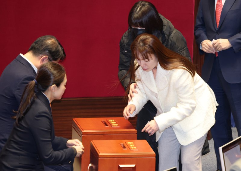 [서울=뉴시스] 고승민 기자 = 김예지 국민의힘 의원이 14일 서울 여의도 국회에서 윤석열 대통령 탄핵소추안을 안건으로 열린 제419회 국회(임시회) 제4차 본회의에서 탄핵안 투표를 하고 있다. 2024.12.14. kkssmm99@newsis.com <저작권자ⓒ 공감언론 뉴시스통신사. 무단전재-재배포 금지.> /사진=뉴시스화상