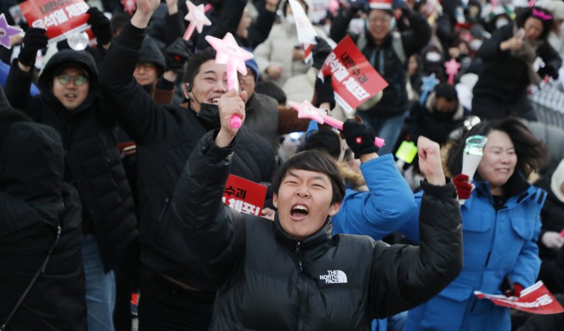 14일 '12·3비상계엄사태' 여파로 윤석열 대통령의 2차 탄핵소추안이 가결되자, 울산 남구 롯데백화점 앞에서 이를 지켜보던 시민이 환호성을 지르고 있다.2024.12.14/뉴스1 ⓒNews1 김지혜 기자