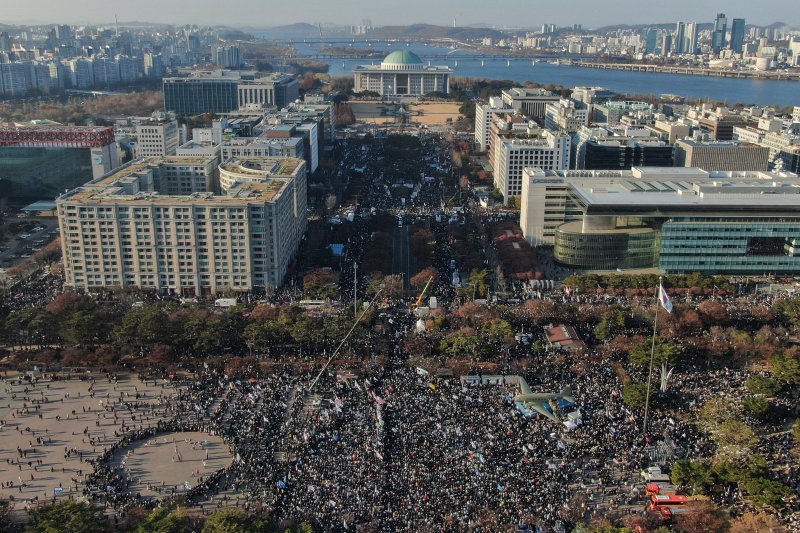 14일 오후 서울 영등포구 여의도 국회의사당 앞에서 열린 '범국민 촛불대행진'에 참석한 시민들이 국회 앞에서부터 여의도공원에 이르기까지 거리를 가득 메우고 윤석열 대통령의 탄핵을 촉구하고 있다. 2024.12.14/뉴스1 ⓒ News1 민경석 기자