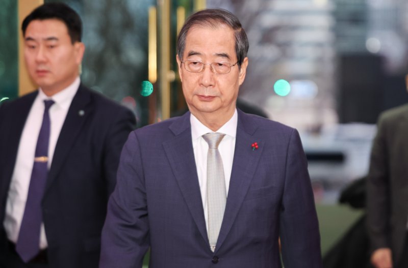 한덕수 대통령 권한대행이 윤석열 대통령에 대한 국회 탄핵소추안이 가결된 14일 서울 종로구 정부서울청사로 들어서고 있다. 2024.12.14/뉴스1 ⓒ News1 허경 기자