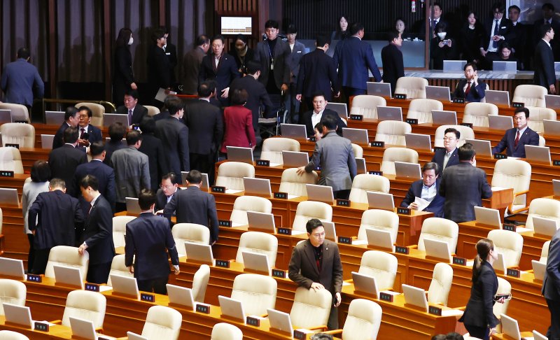 국민의힘 의원들이 14일 오후 서울 여의도 국회에서 열린 제419회국회(임시회) 제4차 본회의에서 윤석열 대통령 탄핵소추안이 가결되자 본회의장을 나서고 있다. 2024.12.14/뉴스1 ⓒ News1 김민지 기자