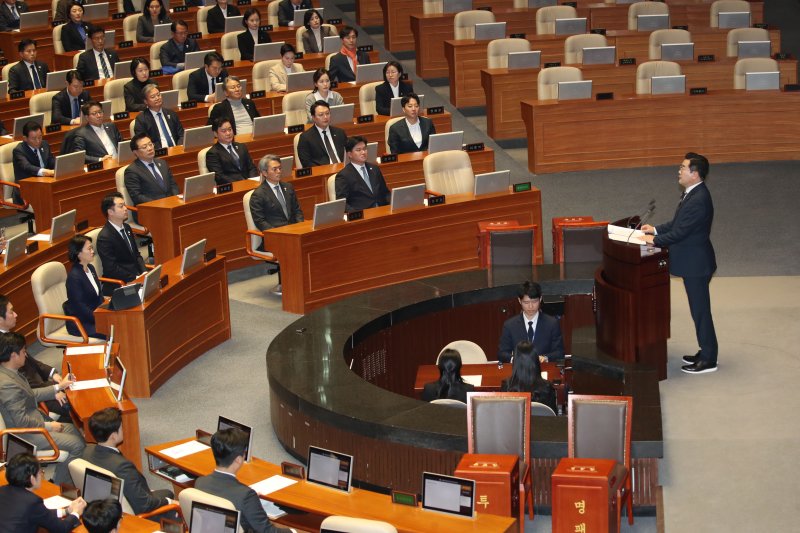 박찬대 더불어민주당 원내대표가 14일 오후 서울 여의도 국회에서 열린 본회의에서 윤석열 대통령 탄핵소추안에 대한 제안설명을 하고 있다. 뉴스1