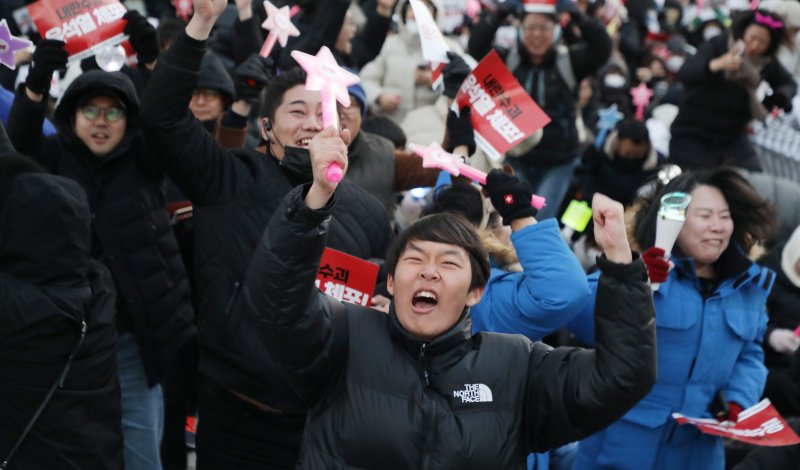 윤석열 대통령의 2차 탄핵소추안이 가결된 14일 오후 울산 남구 롯데백화점 앞에서 이를 지켜보던 시민이 환호성을 지르며 기뻐하고 있다.2024.12.14/뉴스1 ⓒ News1 김지혜 기자