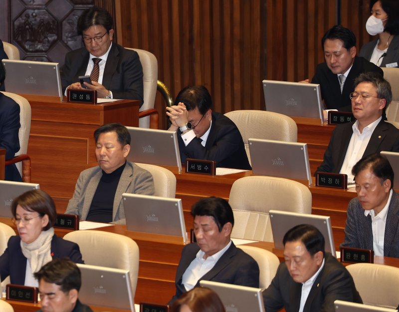 국민의힘 서범수 의원이 14일 윤석열 대통령 탄핵 소추안 표결이 열리는 국회 본회의장에서 두 손을 모으고 눈을 감고 있다. 연합뉴스