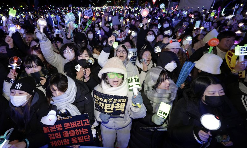 윤석열 대통령 탄핵안 표결을 앞둔 14일 서울 영등포구 국회 앞에서 열린 촛불집회에 참가한 시민들이 K팝을 '떼창'하고 있다. 사진=뉴시스