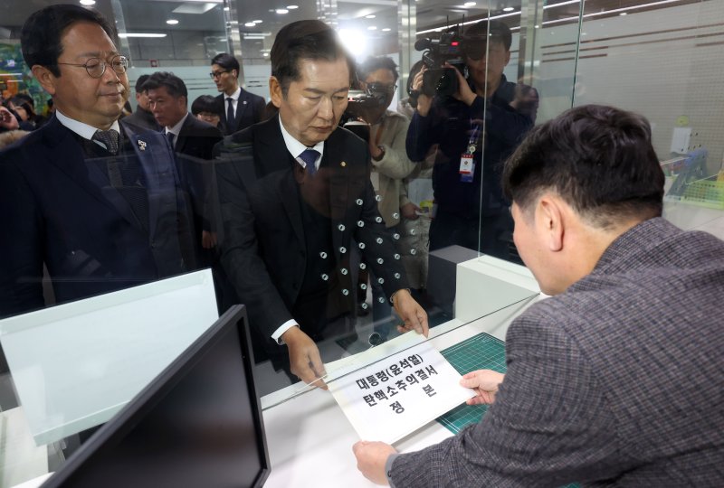 윤석열 대통령 탄핵소추안이 국회에서 가결된 14일 정청래 국회 법제사법위원장이 서울 종로구 헌법재판소에서 탄핵소추의결서 정본을 제출하고 있다. (공동취재) /사진=뉴스1