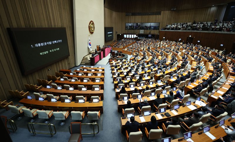 14일 윤석열 대통령 탄핵소추안 표결이 열리는 국회 본회의장에서 더불어민주당 박찬대 원내대표가 제안설명을 하고 있다. 연합뉴스