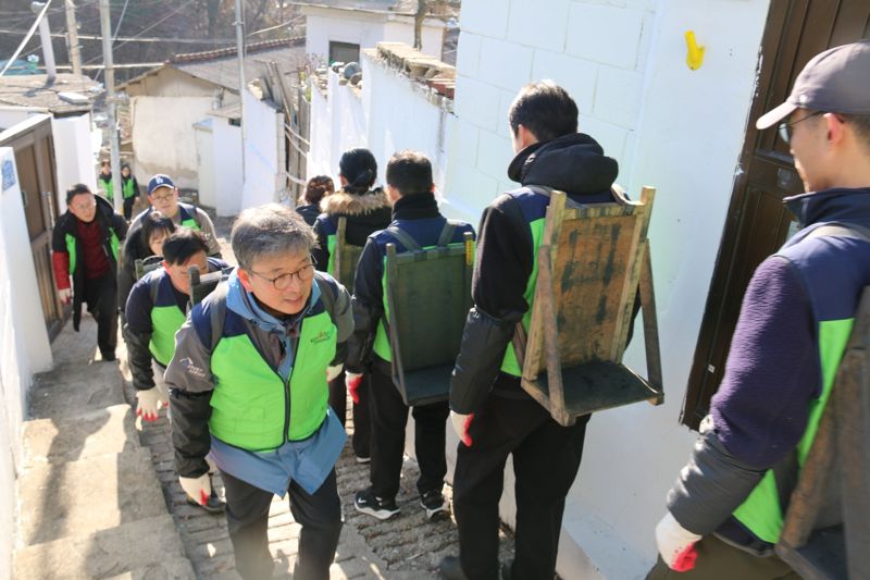 기동호 사장 등 코리아에셋투자증권 임직원들이 14일 서울 상계동 일대에서 사랑의 연탄 나눔 활동을 진행하고 있다. 코리아에셋증권 제공