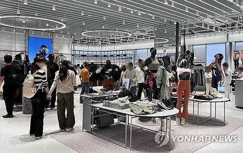 유통가 황금연휴 매출 최대 10% 증가…11월 쇼핑대전도 기대 (출처=연합뉴스)