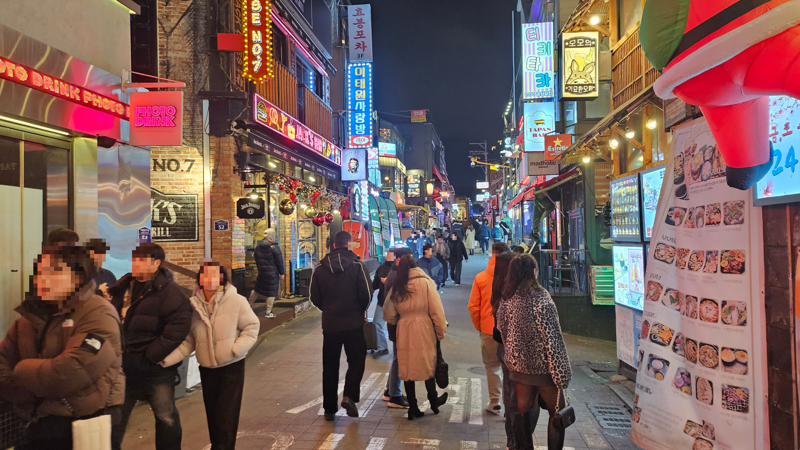 지난 13일 오후 8시 서울 용산구 이태원 세계음식문화거리에 사람들이 오가고 있다. 평소 금요일 저녁에 비하면 외국인 등 손님이 크게 줄었다고 이 일대 식당들은 입을 모았다. 사진=노유정 기자