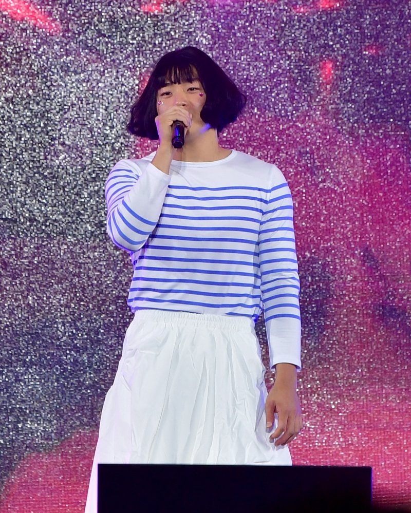 [광주=뉴시스] 변재훈 기자 = 30일 오후 광주 서구 김대중컨벤션센터에서 열린 'KIA 타이거즈 V12 팬 페스트'에서 김도영이 뉴진스 '하니' 분장으로 일본어로 '푸른 산호초'를 부르며 장기자랑을 선보이고 있다. 2024.11.30. wisdom21@newsis.com