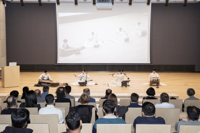 "韓 전통음악 흥겹네요" 현대건설 외국인 직원들 미소 활짝