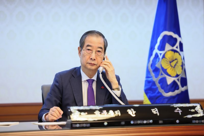 바이든과 통화하는 한덕수 권한대행. 한덕수 대통령 권한대행 겸 국무총리가 윤석열 대통령 탄핵 정국에 따른 국정혼란 수습과 국정공백 최소화를 위해 정부 조직 안정화 작업에 착수했다. 한 권한대행은 내각 안정을 고리로 내치는 물론 외교·국방분야까지 아우르는 대내외적 국정 안정에 매진하고 있다. 한 권한대행은 15일 오전 정부서울청사에서 조 바이든 미국 대통령과 전화 통화를 하고 굳건한 한미동맹 의지를 재확인했다. 연합뉴스