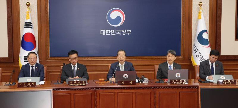 한덕수 대통령 권한대행 겸 국무총리가 지난 14일 정부서울청사에서 열린 임시 국무회의에서 발언하고 있다. 왼쪽 두번째부터 최상목 경제부총리 겸 기획재정부 장관, 한 권한대행, 이주호 사회부총리 겸 교육부 장관 연합뉴스