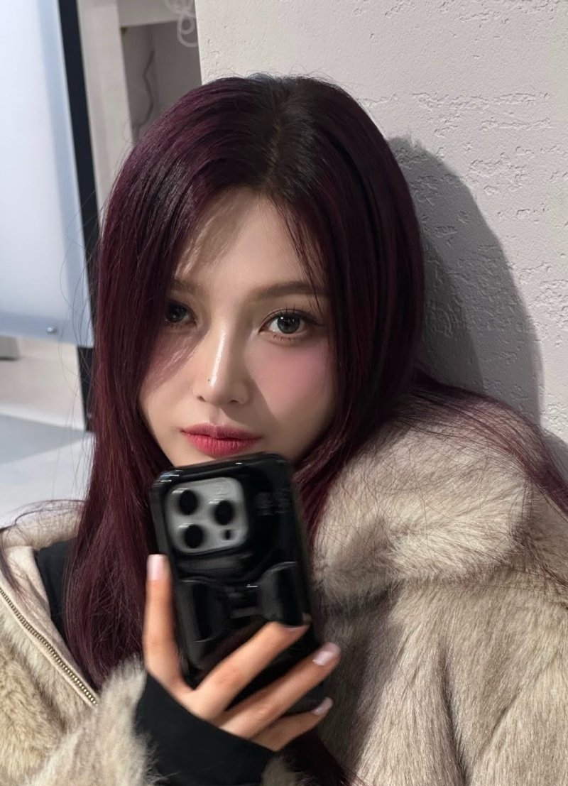 '크러쉬♥'조이, 파격 절개 상의 입고 눈사람과 '찰칵'