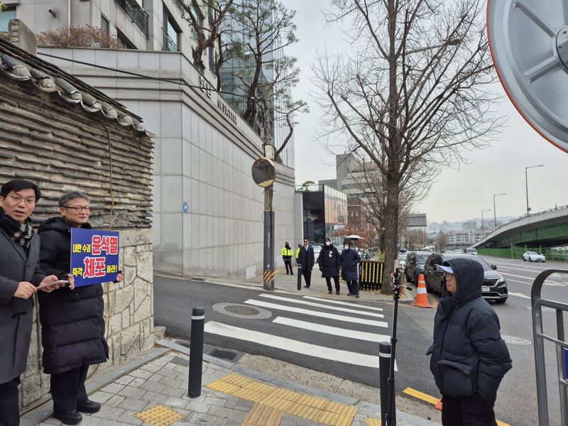 공조본, 尹 소환장 우편송달…대통령실·관저 직접 전달은 불발