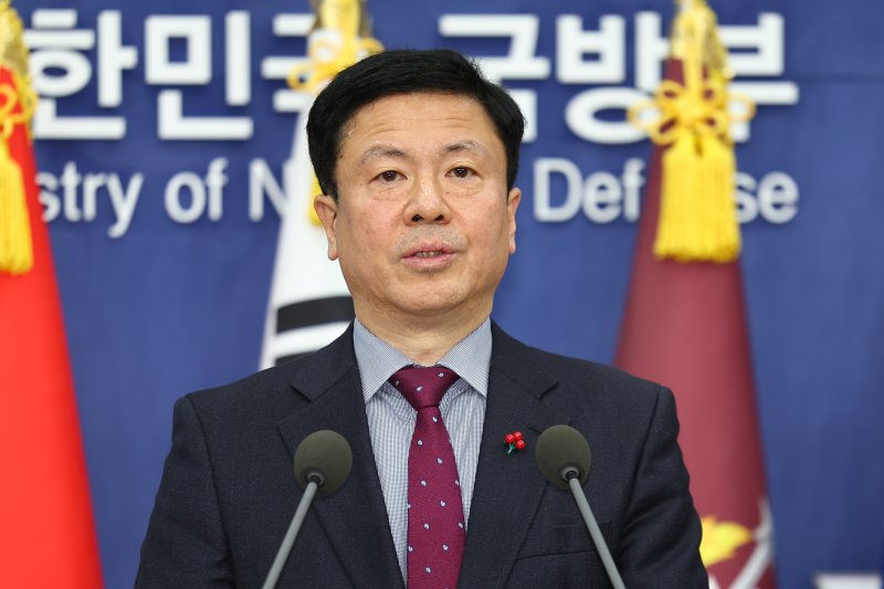 전하규 국방부 대변인이 16일 오전 서울 용산구 국방부에서 정례브리핑을 하고 있다. 사진=연합뉴스