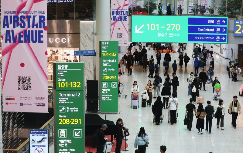 지난 16일 오후 인천국제공항 제1터미널 면세구역에서 여행객들이 이동하고 있다. 뉴스1