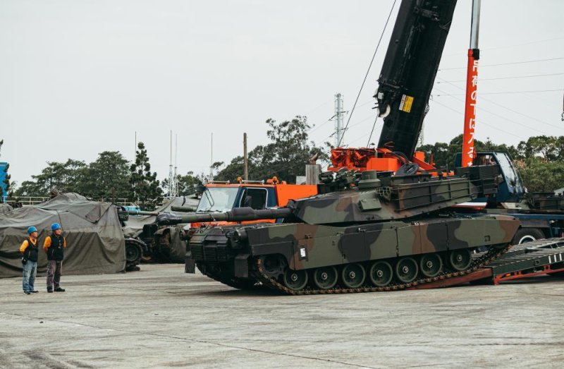 16일 새벽 대만 타이베이항에서 군인들이 M1A2 에이브럼스 전차 하역 작업을 하고 있다. 대만 국방부 홈페이지 뉴스1