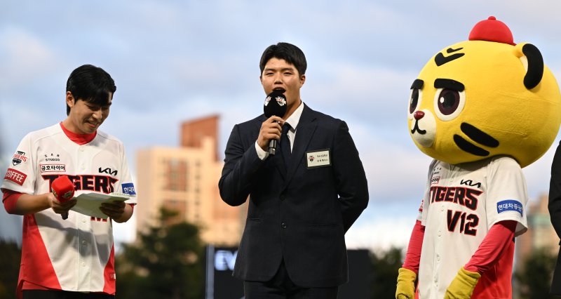 2025 KBO 신인 드래프트에서 KIA 타이거즈에 1라운드 5순위 지명받은 김태형 신인 선수가 24일 오후 광주 북구 광주-기아챔피언스필드에서 열린 2024프로야구 KIA 대 삼성 라이온즈의 경기 전 관중에게 인사하고 있다. 뉴시스