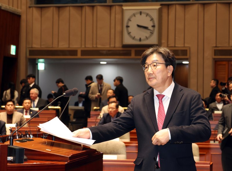 권성동 국민의힘 대표 권한대행이 16일 서울 여의도 국회에서 열린 의원총회에서 연단에 오르고 있다. 뉴시스