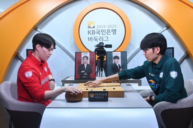 김정현(왼쪽) 9단이 바둑리그 1라운드에서 신진서 9단을 꺾었다. (출처=연합뉴스)