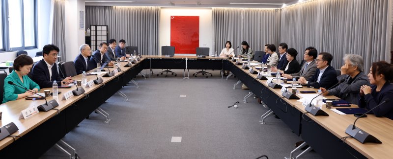 유인촌 장관 "우리 문화 세계 무대서 꽃피우도록 적극 지원"