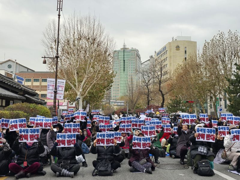 16일 보수 성향 단체인 '엄마부대'는 이날 오후 2시께부터 '윤석열 대통령 탄핵무효 국민대회'를 열고 윤석열 대통령의 탄핵안 기각을 주장했다. /사진=서지윤 기자