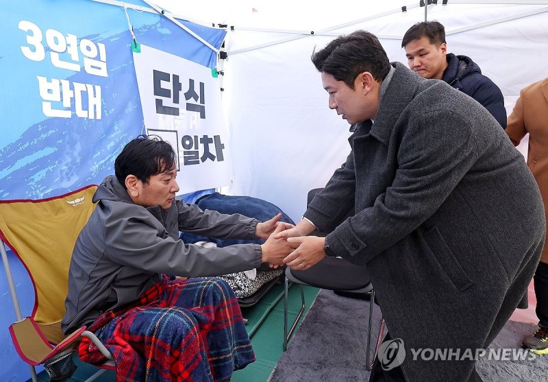 박창범 전 대한우슈협회장의 단식 투쟁 현장에 진종오 의원이 찾아와서 격려하고 있다. 연합뉴스