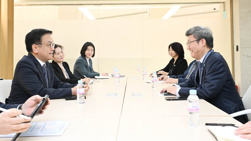 최상목 경제부총리 겸 기획재정부 장관(왼쪽 첫번째)이 16일 서울 중구 한국은행에서 리 코우칭 아세안+3 거시경제조사기구(AMRO) 소장(오른쪽 첫번째)과 면담하고 있다. 연합뉴스