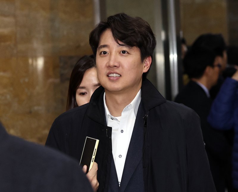"53살이 젊다고 생각하나, 손자 볼 나이"..이준석, '세대교체' 외친 한동훈에 일침